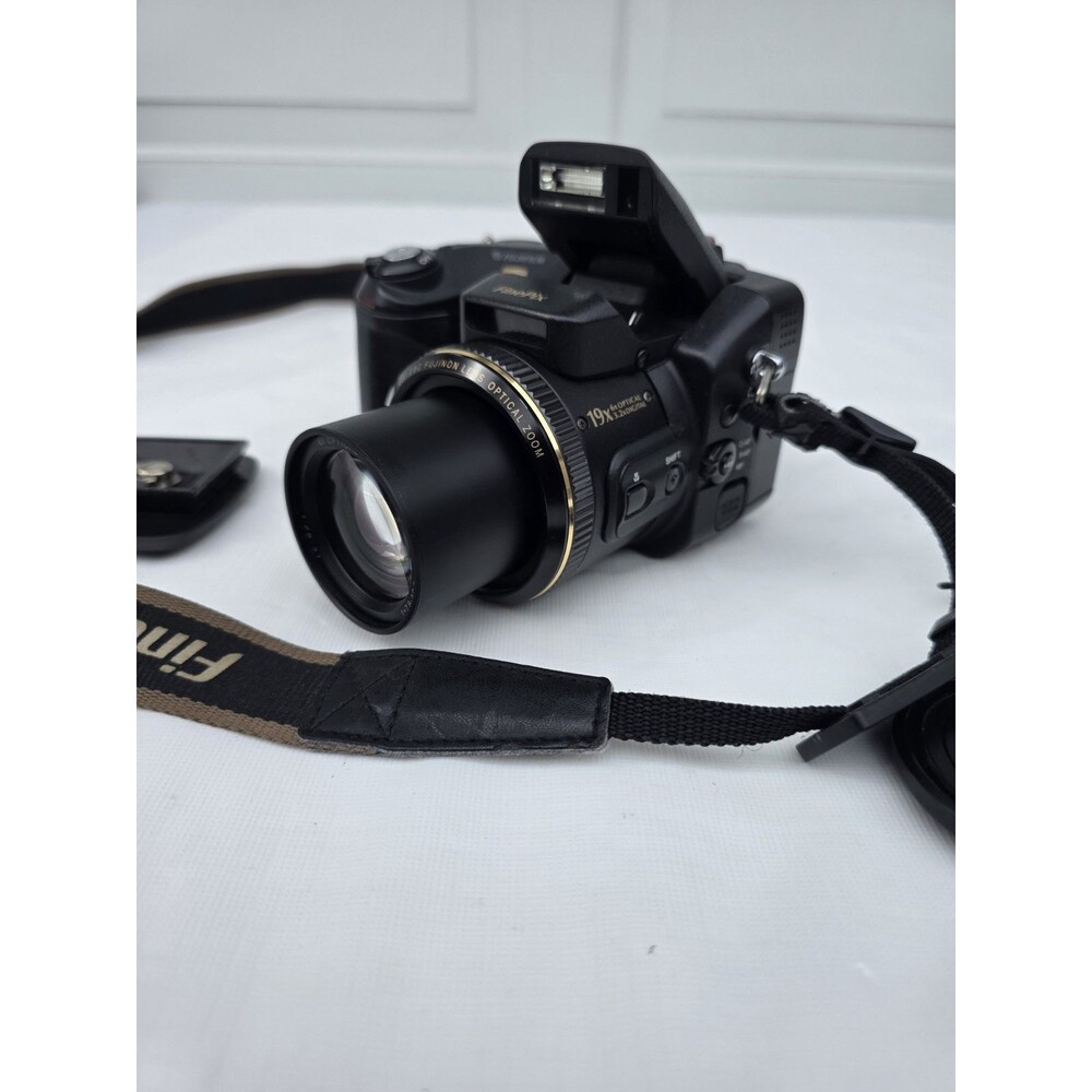 Fuji FinePix S7000 Digital Camera 6.3MP, 6x Optical Zoom Lens; Not fully working